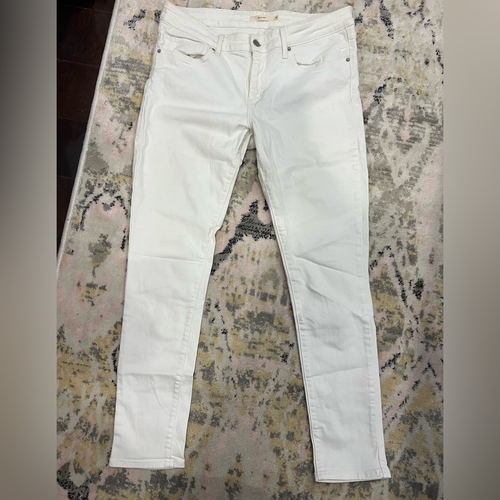 White low rise Levi’s skinny jeans, size 31.
